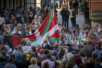 1936ko ikurrina, jendetza artean.