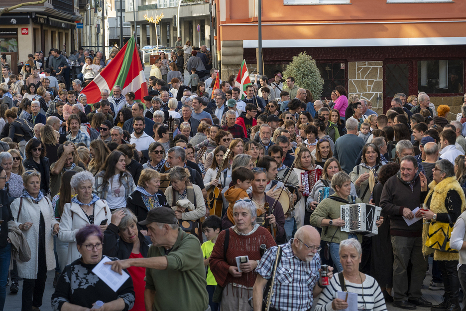 Jende andana batu da kantu-jirara. Jende andana batu da kantu-jirara.