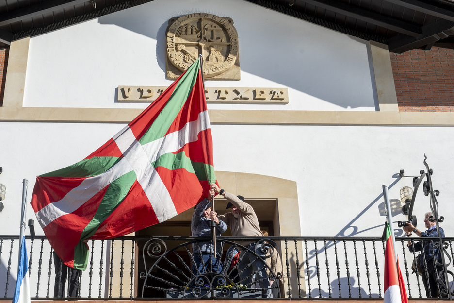 Ikurrina astindu dute Orioko udaletxean, gero bertan eskegiteko. Ikurrina astindu dute Orioko udaletxean, gero bertan eskegiteko.