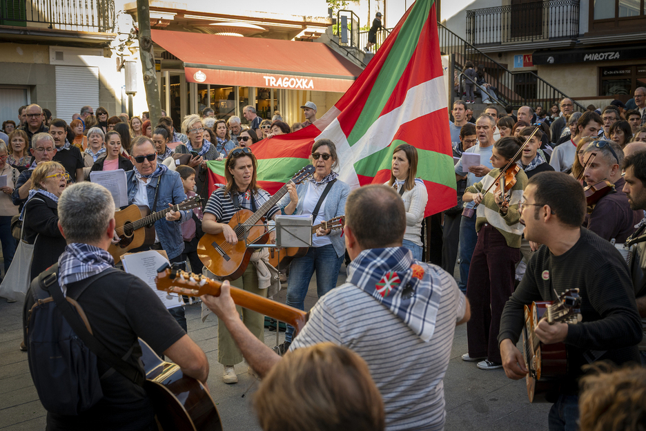 1936ko ikurrinari gorazarre, kantu-jirarekin batera. 1936ko ikurrinari gorazarre, kantu-jirarekin batera.