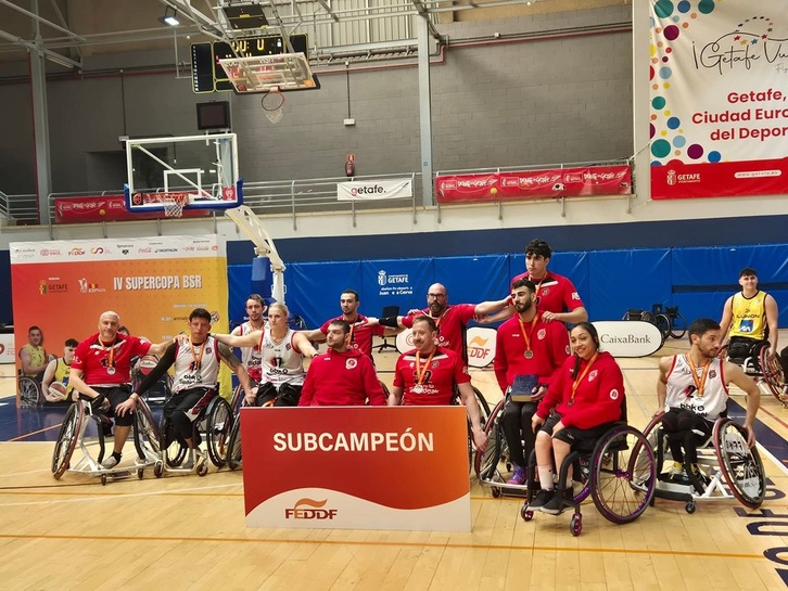 La plantilla del Bidaideak posa tras recibir la medalla por el segundo puesto.