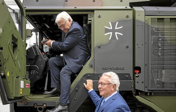 Alemaniako presidente Frank-Walter Steinmeier, Rheinmetall arma ekoizlearen fabrika batean, urrian.