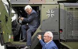 Alemaniako presidente Frank-Walter Steinmeier, Rheinmetall arma ekoizlearen fabrika batean, urrian.