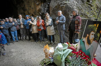 Mikel Zabalzaren argazkia Endarlatsako tuneletako batean, lorez beteta eta senidez, herritarrez eta udal ordezkariz inguratuta.