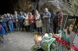 Mikel Zabalzaren argazkia Endarlatsako tuneletako batean, lorez beteta eta senidez, herritarrez eta udal ordezkariz inguratuta.
