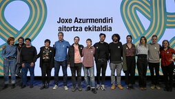 Joxe Azurmendiri egindako omenaldian parte hartu zuten sortzaile eta eragileak.
