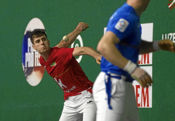 Martxel Iztuetak gogoz astindu zuen pilota Beotibarren, herritarren aurrean.