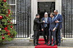 Imagen captada tras la reunión celebrada ayer en el número 10 de Downing Street.