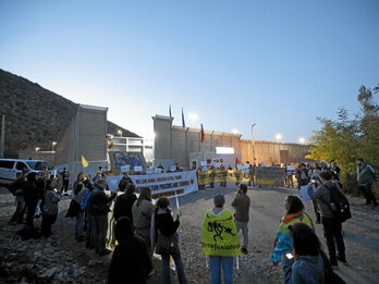 Protesta en un centro de detención para migrantes.