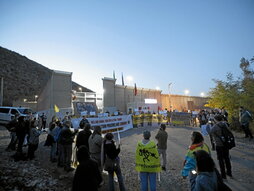 Protesta en un centro de detención para migrantes.