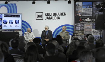 Goian, William A. Douglass (erdian) eta Jon Bilbao zenaren semea, izen  berekoa hau ere (eskuinean), Asun Garikanok euskaratu duen liburuaren  aurkezpenean. Hurrengo orrian, Katixa Agirre liburuak sinatzen.