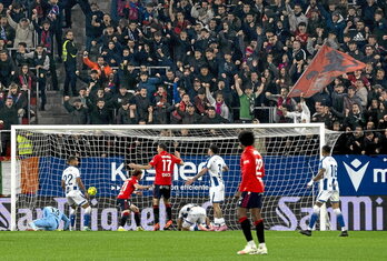 Los aficionados rojillos celebran el testarazo de Víctor Muñoz que ponía a Osasuna por delante en el marcador.