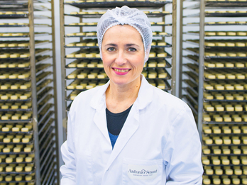 Berta Anaut en la fábrica de pastas de Tafalla.