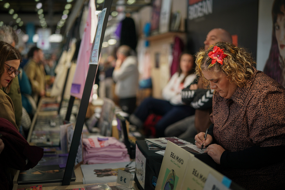 Aiora Renteria, Zea Mayseko kantaria, diskoak izenpetzen.