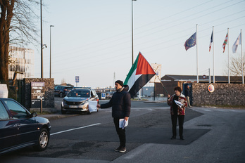 Angelun bere egoitza duen Lauak enpresaren aitzinean eginiiko sentsibilizazio ekintza bat.
