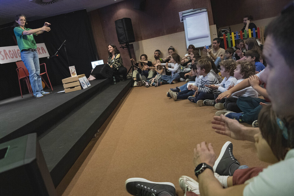 Maialen Alfaro, 'Goizen oihanera' ipuinaren kontaketan.