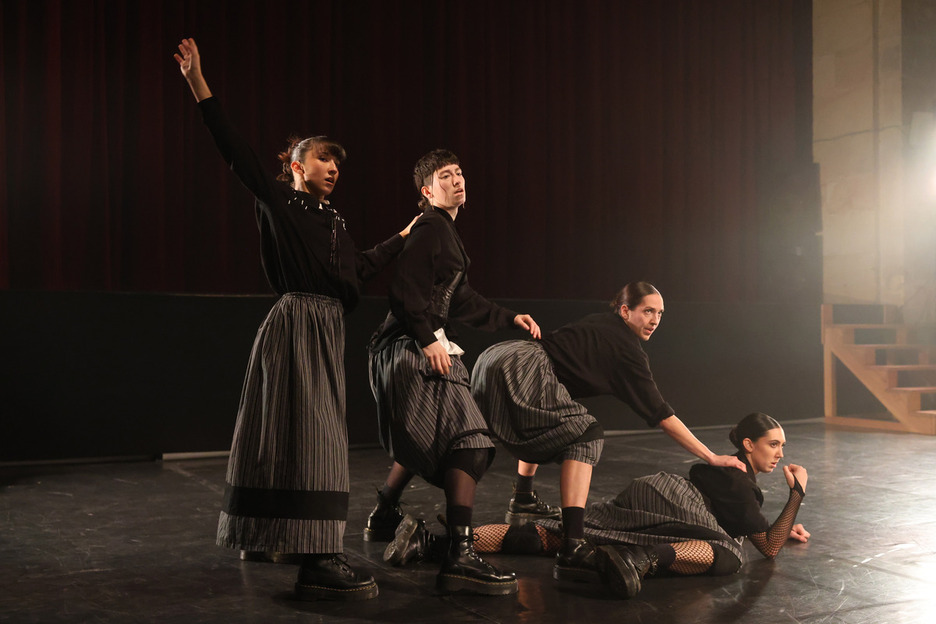 Ibawa kolektiboaren 'Gaua' dantza ikuskizuna.