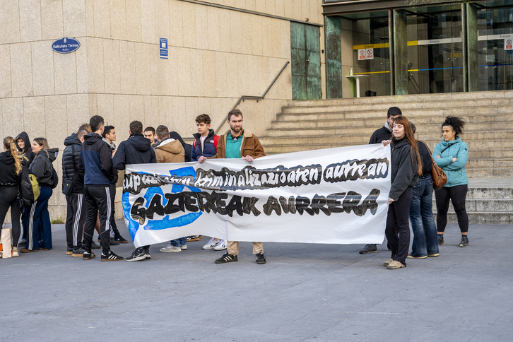 Guardetxearen egoera salatzeko protesta batengatik deklaratzera deitu dituzten gazteak sostengatzeko elkarretaratzea egin dute Atotxako epaitegien aurrean.