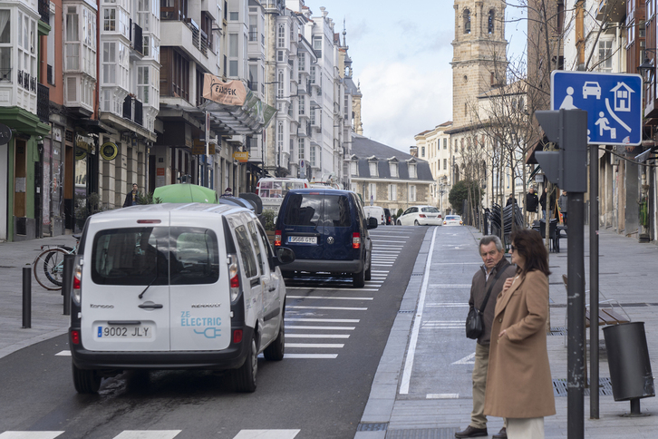 Egunero 1.000 ibilgailuk zeharkatzen dute Gasteizko Errege Atea kalea, EGEan.