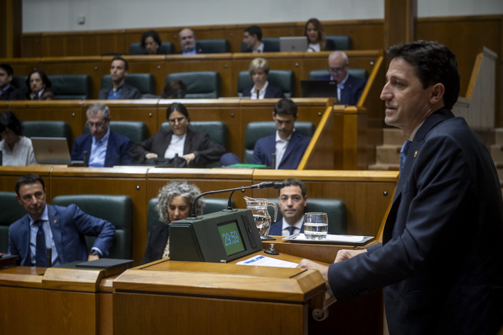 El consejero de Hacienda y Finanzas, Noël D'Anjou, ha defendido sus presupuestos.