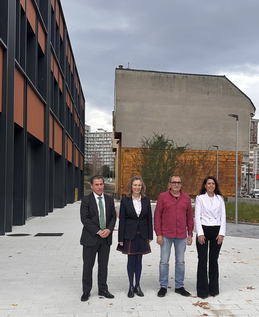 Las autoridades firmantes posan ante el nuevo edificio La Herrera, con el edificio de Correos que se va a demoler al fondo.