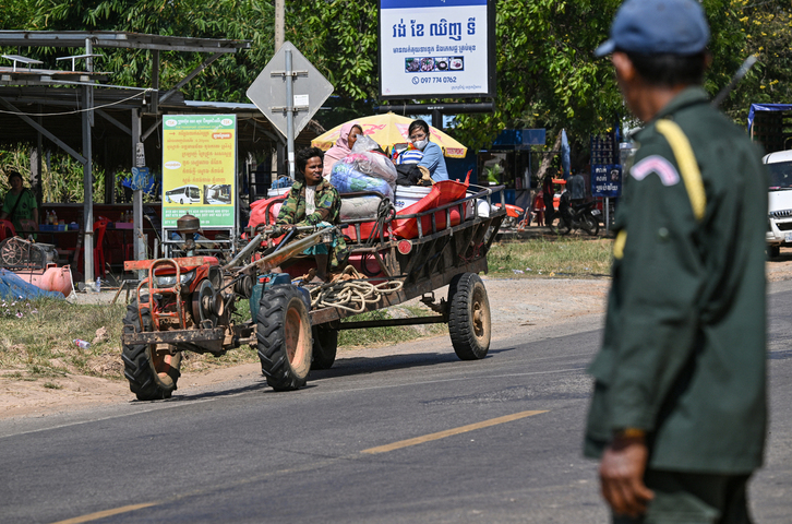 Un policía observa cómo los residentes evacúan tras los enfrentamientos en la frontera entre Camboya y Tailandia, en la provincia de Siem Reap, el 9 de diciembre de 2025.