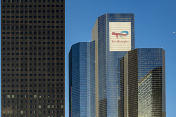 Logo de la multinacional francesa TotalEnergies en una torre de París.