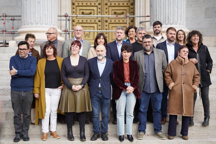 Representantes de EH Bildu, ERC, BNG, PNV, Compromís, Comuns y Més per Mallorca ante el Congreso español.