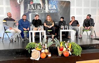 Saran eginiko mahai-inguruetan sukaldariak eta ekoizleak elkartu ziren.