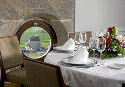 El comedor del parador se caracteriza por sus ventanas en forma de ojo de buey y el artesonado original de madera de principios del siglo XVIII.