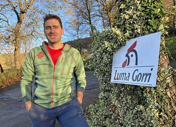 Lumagorriko lehendakari berria, Joseba Altuna Usandizaga, jarraipena ematen ari zaio bere amak Amezketan jarri zuen ustiategiari.