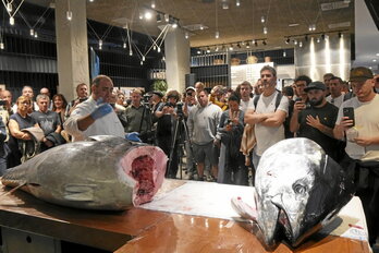 El corte del primer atún rojo del Cantábrico levantó una gran expectación en la demostración llevada a cabo en Kofradia Itsas Etxea.