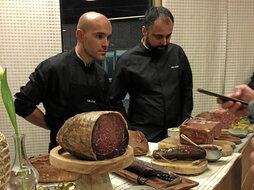 Imanol Iraola y Xabi Gorrotxategi, con una muestra de sus productos. En primer plano, la cecina de wagyu.