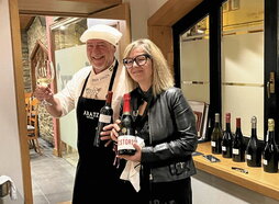 Iker Zabaleta y Elisabet Jaime dan comienzo a la cata-maridaje de platos tradicionales vascos con cavas y vinos del Penedés.