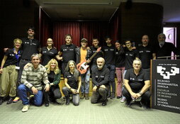 EHUko Ingeniaritza Eskolako ikasle eta irakasleak, Arejitarekin. Larunbatean joko du gitarra.