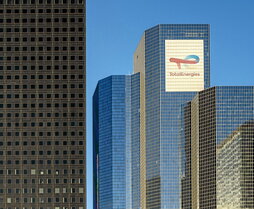 Logo de la multinacional francesa TotalEnergies en una torre de París.
