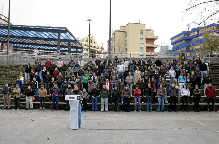 Ernaiko 100 kide inguru bildu ziren atzo, Erniako frontoian, azken egunetako ekintzak bere gain hartzeko.