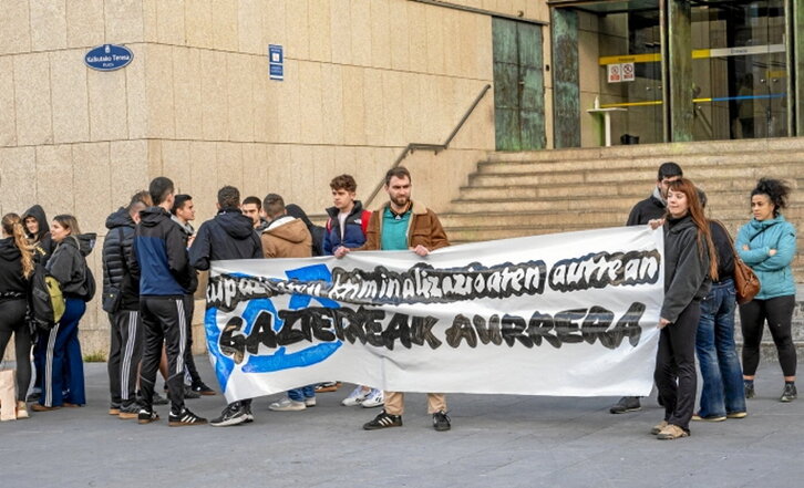 Epaitegien aurreko elkarretaratzea.