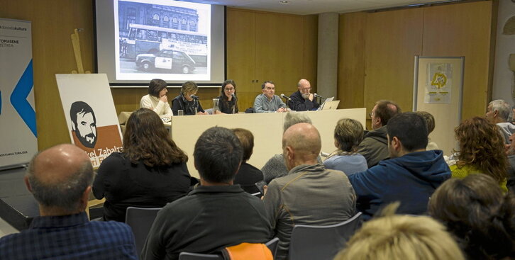 Decenas de personas asistieron a la mesa redonda celebrada en la casa de cultura del barrio donostiarra de Altza.