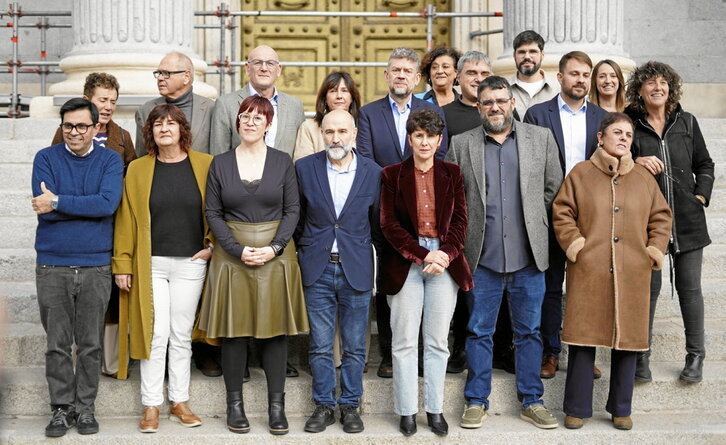 Representantes de los grupos proponentes posan a las puertas del Congreso de los Diputados.