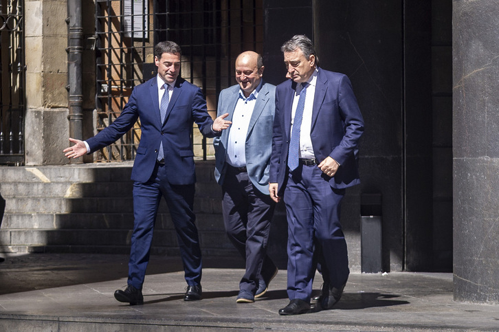 Andoni Ortuzar, entre Imanol Pradales y Aitor Esteban.
