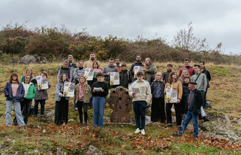Arrosan izan da agerraldia, 1996an festibala abaitu zen pentzearen aitzinean.