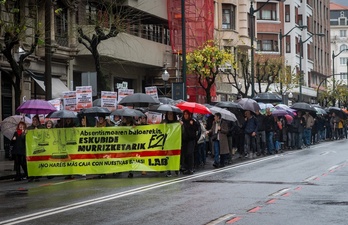 LAB se ha manifestado por las calles de Bilbo hasta la sede de Confebask.
