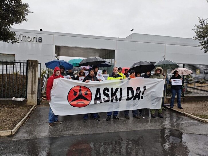 Trabajadores protestan ante la fábrica de Mercedes en Gasteiz.