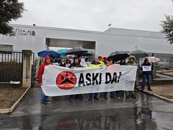 Trabajadores protestan ante la fábrica de Mercedes en Gasteiz.