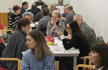 Las personas participantes en esta cita han formado grupos de trabajo para debatir y poner en común posibles iniciativas.