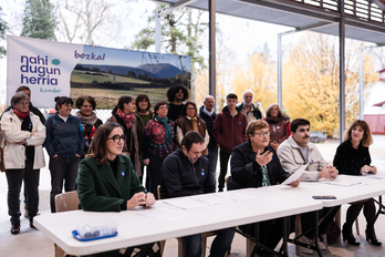 Ezkerretik eskuinera, Joana Anchordoqui, Philippe Bacardatz, Argitxu Hiriart-Urruty, Julien Linkemper eta Charlotte Evrard Nahi Dugun Herria hautagaitzaren kideak.