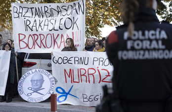 Concentración del profesorado público de FP en Nafarroa frente al Departamento de Educación.