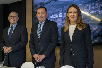 Gorka Martínez, Xabier Sagredo y Nora Sarasola, de BBK Fundazioa.