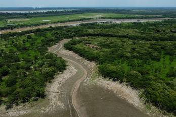 Vista aérea de la sequía en la Reserva de Desarrollo Sostenible Lago do Piranha, en Manacapuru, estado de Amazonas, norte de Brasil.